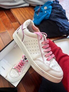 Chanel 21P Calfskin Leather White Low-Top Sneakers in Splatter Pink